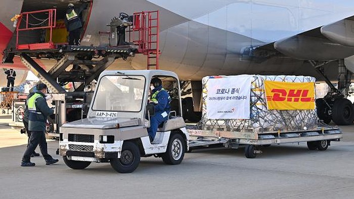 Pfizer Kirim Jutaan Obat Anti-Virus COVID-19 ke Korea Selatan INCHEON, SOUTH KOREA - JANUARY 13: Ground crew move pallets of a shipment of Pfizer's antiviral COVID-19 pills, Paxlovid, as they arrive at a Incheon International Airport cargo terminal on January 13, 2022 in Incheon, South Korea. The first batch of Pfizer's Paxlovid antiviral COVID-19 treatment pills arrived in South Korea, according to the public health authorities. The antiviral pills for at least 21,000 people will begin being administered Friday to patients with a compromised immune system and those aged over 65, with the second batch for 10,000 people to be shipped by the end of this month, they added. (Photo by Jung Yeon-Je - Pool/Getty Images)