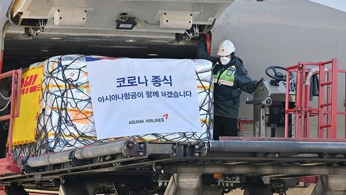 Pfizer Kirim Jutaan Obat Anti-Virus COVID-19 ke Korea Selatan INCHEON, SOUTH KOREA - JANUARY 13: Ground crew move pallets of a shipment of Pfizer's antiviral COVID-19 pills, Paxlovid, as they arrive at a Incheon International Airport cargo terminal on January 13, 2022 in Incheon, South Korea. The first batch of Pfizer's Paxlovid antiviral COVID-19 treatment pills arrived in South Korea, according to the public health authorities. The antiviral pills for at least 21,000 people will begin being administered Friday to patients with a compromised immune system and those aged over 65, with the second batch for 10,000 people to be shipped by the end of this month, they added. (Photo by Jung Yeon-Je - Pool/Getty Images)