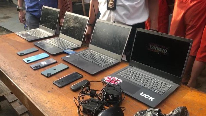 Polisi membongkar kejahatan judi online yang beromset ratusan juta rupiah di Palembang, Sumatera Selatan (Sumsel).