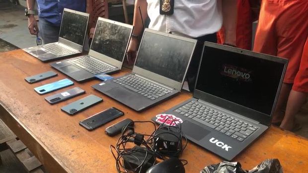 Polisi membongkar kejahatan judi online yang beromset ratusan juta rupiah di Palembang, Sumatera Selatan (Sumsel).