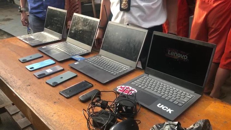 Polisi membongkar kejahatan judi online yang beromset ratusan juta rupiah di Palembang, Sumatera Selatan (Sumsel). Polisi membongkar kejahatan judi online yang beromset ratusan juta rupiah di Palembang, Sumatera Selatan (Sumsel).