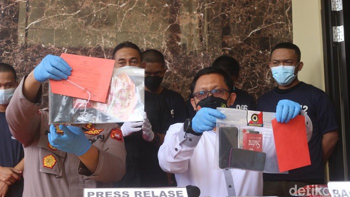 polisi saat jumpa pers kasus prostitusi online (Adi Saputro/detikcom)
