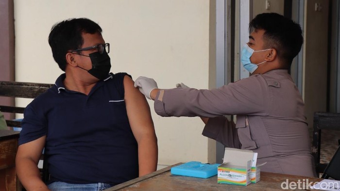 Polres Boyolali menggelar vaksinasi booster di Mapolres setempat, Kamis (13/1/2022).