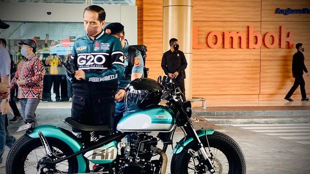 Presiden Jokowi mengendarai motor Kawasaki W175 custom