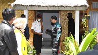 Ini momen saat Jokowi meninjau salah satu homstay di Mandalika. Jokowi meyakini Sirkuit Mandalika yang menjadi tempat penyelenggaraan berbagai perlombaan balap motor bisa memberikan dampak pada perekonomian setempat. Salah satu dampak yang timbul dari sisi perekonomian adalah munculnya homestay di sekitar sirkuit. Pool/Birosetpres/Rustam.