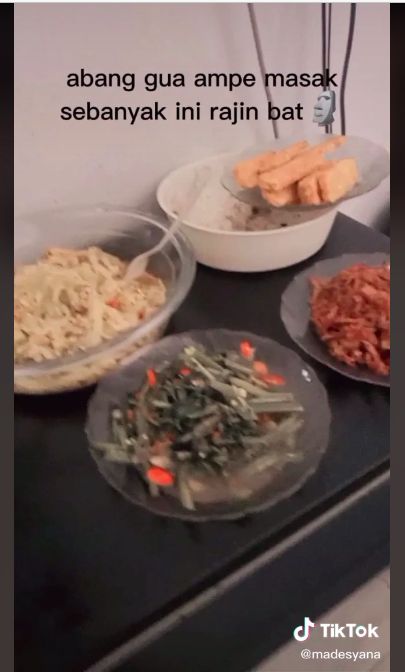 Pria masak dan siapkan belak untuk pacarnya yang saki