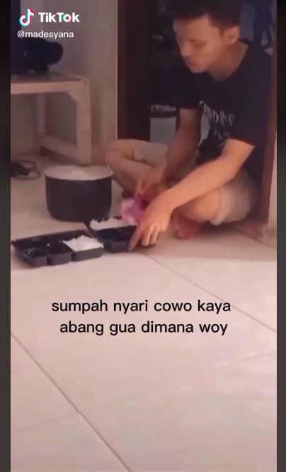 Pria masak dan siapkan belak untuk pacarnya yang saki