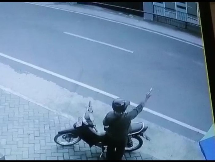 Seorang pria di Kota Batu terekam CCTV menodongkan pistol. Potongan video CCTV itu kini menyebar luas di media sosial.