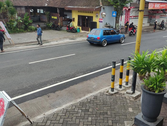 Seorang pria di Kota Batu terekam CCTV menodongkan pistol. Potongan video CCTV itu kini menyebar luas di media sosial.