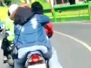 Sejoli Ciuman Sambil Berkendara di Bulukumba Menyerahkan Diri ke Polisi