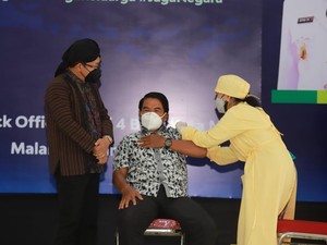 Puluhan Lansia Dapat Vaksin Booster Perdana di Kota Malang