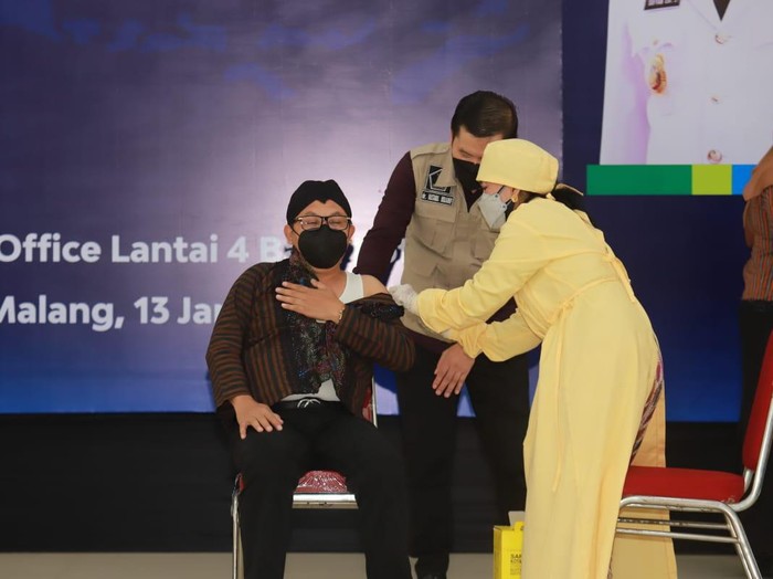 Puluhan Lansia Dapat Vaksin Booster Perdana di Kota Malang