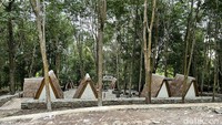 Jadi, tiap traveler yang masuk Puncak Robin akan dikenai tiket sebesar Rp 10.000. Tarif parkir untuk motor Rp 3.000 dan mobil Rp 5.000.