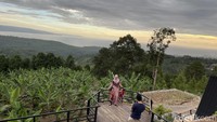 Menurut kami, inilah satu-satunya destinasi wisata di atas bukit dengan pemandangan laut dan itu terbaik. Karena, biasanya tempat demikian ada di tepi tebing pantai.