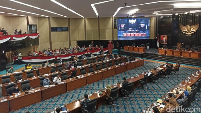 Rapat badan anggaran terkait hasil evaluasi Kementerian Dalam Negeri (Kemendagri) terhadap Raperda APBD DKI Jakarta tahun 2022.