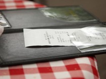 Kakek Ini Dapat Diskon Restoran Sesuai Persentase Sisa Baterai Ponsel