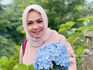 Rieta Amilia Ultah ke-60 Tanpa Suami