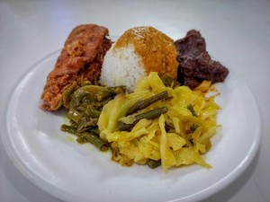 5 Cara Makan Nasi Padang, Pakai Tangan hingga Sumpit
