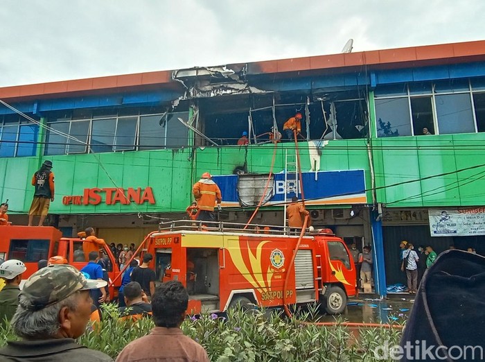 Ruko kantor bank di Pasar Kliwon Kudus terbakar, Kamis (13/1/2022).