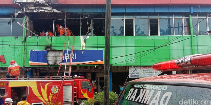 Ruko bangunan cabang BRI di Kompleks D1 Pasar Kliwon, Kabupaten Kudus, Jawa Tengah terbakar hari ini. Diduga kebakaran karena konsleting jaringan listrik.