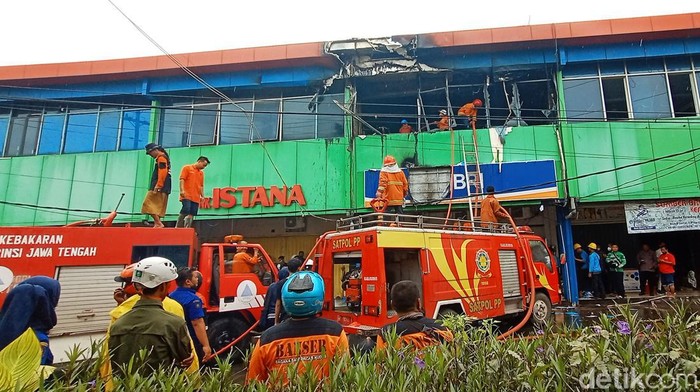 Ruko bangunan cabang BRI di Kompleks D1 Pasar Kliwon, Kabupaten Kudus, Jawa Tengah terbakar hari ini. Diduga kebakaran karena konsleting jaringan listrik.