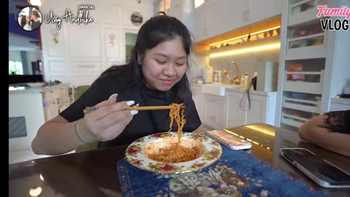 Sederhana! Amel Anak Ussy Sulistiawaty Cuma Minta Makan Mie Instan Saat Ulang Tahun