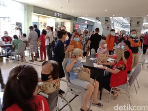 Antusias Lansia di Manado Ikut Vaksinasi Booster