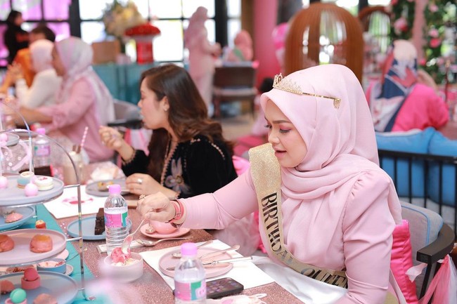 Bisa dilihat jika berbagai ornamen dalam pesta ulang tahunnya berwarna pink, bahkan peralatan makannya. Foto: Dok. Instagram @ctdk