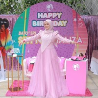 Penyanyi Malayasia Siti Nurhaliza baru-baru ini mengadakan pesta ulang tahun untuk merayakakan pertambahan usiannya yang ke-43 tahun. Acara Majlis Minum Petang dan Sambutan Hari Lahir Dato Sri Siti Nurhaliza itu digelar cukup meriah. Foto: Dok. Instagram @ctdk