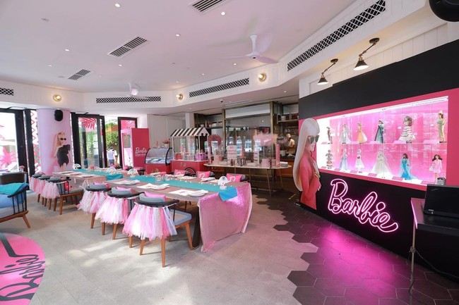 Meski terlihat cukup meriah, Siti Nurhaliza tidak menggelar pesta yang glamour seperti kebanyakan selebriti seusianya. Pelantun Aku Cinta Pandamu tersebut malah mengangkat tema Barbie. Foto: Dok. Instagram @ctdk