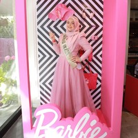 Ia bahkan menyediakan boks Barbie di mana ia dan tamu undangan bisa berpose seperti boneka cantik. Bak ratu, hari itu Siti juga memakai tiara dan selempang bertuliskan Birthday Queen. Foto: Dok. Instagram @ctdk