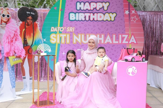 Saat berfoto dengan kedua anaknya, Siti tampak seperti mengadakan pesta untuk mereka. Padahal acara tersebut adalah pesta ulang tahunnya sendiri. Foto: Dok. Instagram @ctdk