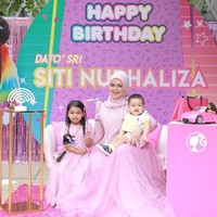 Saat berfoto dengan kedua anaknya, Siti tampak seperti mengadakan pesta untuk mereka. Padahal acara tersebut adalah pesta ulang tahunnya sendiri. Foto: Dok. Instagram @ctdk