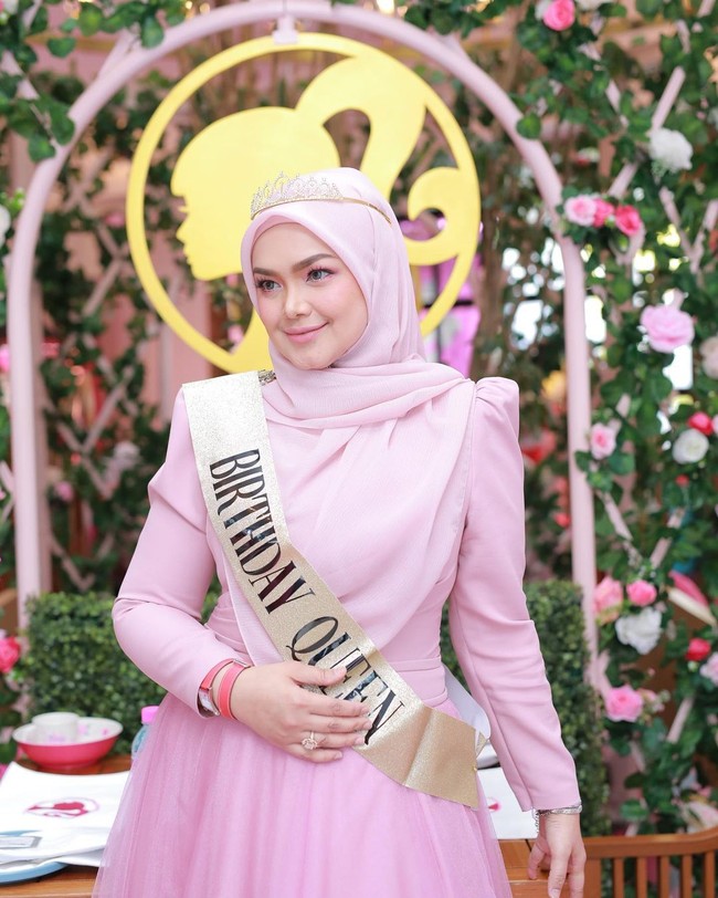 Bertempat di Barbie Cafe di sebuah hotel mewah di Kuala Lumpur, pesta ulang tahun Siti Nurhaliza terlihat manis dengan ornamen Barbie dan dekorasi serba pink. Ia sendiri memakai gaun dan hijab berwarna serupa yang membuat ibu dua anak itu tampak semakin awet muda.