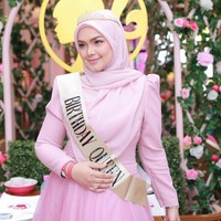 Bertempat di Barbie Cafe di sebuah hotel mewah di Kuala Lumpur, pesta ulang tahun Siti Nurhaliza terlihat manis dengan ornamen Barbie dan dekorasi serba pink. Ia sendiri memakai gaun dan hijab berwarna serupa yang membuat ibu dua anak itu tampak semakin awet muda.