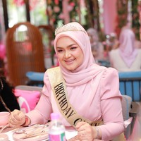 Tak hanya karena tema pesta yang bisa dibilang unik, ulang tahun pelantun Cindai tersebut juga dibicarakan netizen karena usianya. Sudah menginjak usia 43, banyak orang terkejut dengan penampilannya yang awet muda. Foto: Dok. Instagram @ctdk