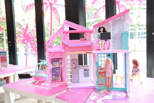 Dalam video yang dirilisnya baru-baru ini, Siti tampak membawa anaknya staycation dalam rangka perayaan ulang tahunnya. Kamar mereka ternyata juga bertemakan Barbie. Foto: Dok. Instagram @ctdk