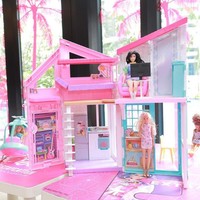 Dalam video yang dirilisnya baru-baru ini, Siti tampak membawa anaknya staycation dalam rangka perayaan ulang tahunnya. Kamar mereka ternyata juga bertemakan Barbie. Foto: Dok. Instagram @ctdk