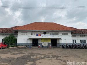 Menengok Stasiun Karawang Peninggalan Belanda yang Masih Berdiri Kokoh