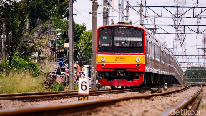 Tarif KRL commuter line bakal naik menjadi Rp 5.000 masih dalam kajian. Usulan tersebut masih didiskusikan sebelum disampaikan ke Menhub.