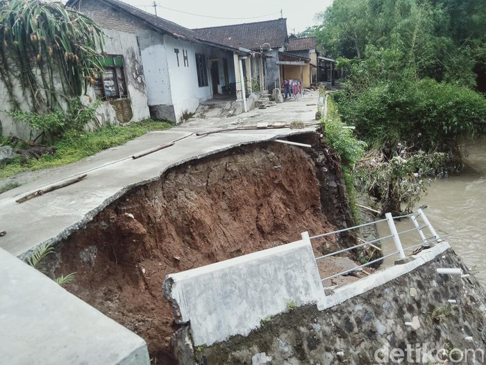 Tebing Sungai Babadan Kecamatan Karangdowo, Klaten yang longsor, Kamis (13/1/2022).