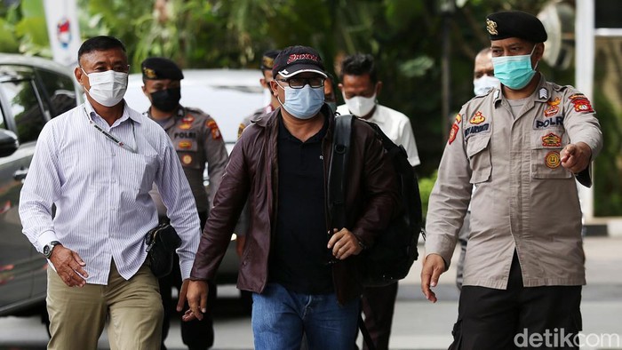 Tiga Orang Terkait OTT Bupati Abdul Gafur Tiba di KPK Bupati Penajam Paser Utara Abdul Gafur Mas'ud bersama 7 orang lainnya yang terjaring OTT telah diperiksa di KPK. Siang ini, tiga orang lainnya juga tiba di KPK untuk diperiksa.