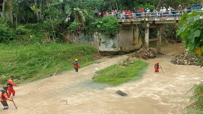 Tim SAR Gabungan saat melakukan penyisiran di lokasi hilangnya seorang pria di Sungai Celeng, Bantul, Kamis (13/1/2022).