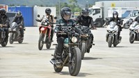 Terdapat sejumlah perbedaan dibanding W175 Custom milik Jokowi sebelumnya. Mulai dari spatbor, jok, knalpot, dan juga warna. Half fairing juga sudah dicopot untuk menyesuaikan konsep. Foto: ANTARA FOTO/AHMAD SUBAIDI