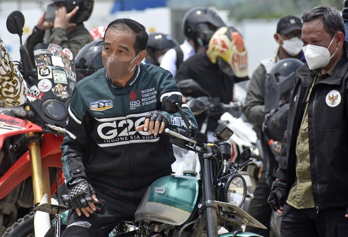 Tinjau MotoGP, Jokowi Geber Motor di Mandalika Presiden Joko Widodo mengendarai sepeda motor custom Kawasaki W175 bergaya chopper bobber di Jalan Bypass BIL-Mandalika, Desa Kuta, Kecamatan Pujut, Praya, Lombok Tengah, NTB, Kamis (13/1/2022). Kunjungan kerja tersebut untuk mengecek kesiapan jelang event MotoGP yang akan diselenggarakan di Mandalika, Lombok. ANTARA FOTO/Ahmad Subaidi/rwa.