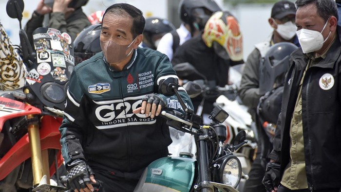 Tinjau MotoGP, Jokowi Geber Motor di Mandalika Presiden Joko Widodo mengendarai sepeda motor custom Kawasaki W175 bergaya chopper bobber di Jalan Bypass BIL-Mandalika, Desa Kuta, Kecamatan Pujut, Praya, Lombok Tengah, NTB, Kamis (13/1/2022). Kunjungan kerja tersebut untuk mengecek kesiapan jelang event MotoGP yang akan diselenggarakan di Mandalika, Lombok. ANTARA FOTO/Ahmad Subaidi/rwa.