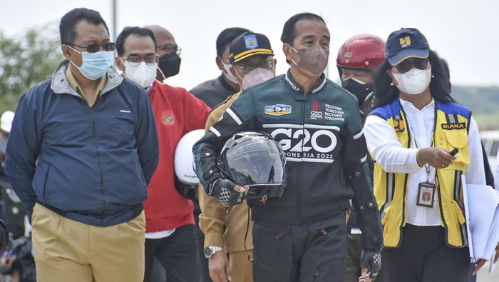 Tinjau MotoGP, Jokowi Geber Motor di Mandalika Presiden Joko Widodo mengendarai sepeda motor custom Kawasaki W175 bergaya chopper bobber di Jalan Bypass BIL-Mandalika, Desa Kuta, Kecamatan Pujut, Praya, Lombok Tengah, NTB, Kamis (13/1/2022). Kunjungan kerja tersebut untuk mengecek kesiapan jelang event MotoGP yang akan diselenggarakan di Mandalika, Lombok. ANTARA FOTO/Ahmad Subaidi/rwa.