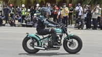 Atenx bilang ada permintaan khusus dari Presiden Jokowi agar warna motornya dibuat lebih cerah. Foto: ANTARA FOTO/AHMAD SUBAIDI