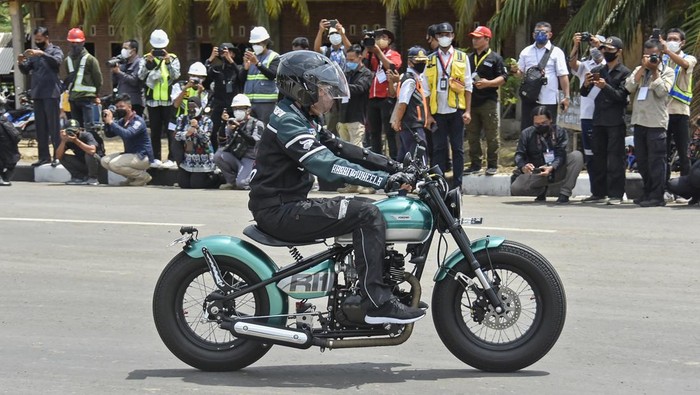 Tinjau MotoGP, Jokowi Geber Motor di Mandalika Presiden Joko Widodo mengendarai sepeda motor custom Kawasaki W175 bergaya chopper bobber di Jalan Bypass BIL-Mandalika, Desa Kuta, Kecamatan Pujut, Praya, Lombok Tengah, NTB, Kamis (13/1/2022). Kunjungan kerja tersebut untuk mengecek kesiapan jelang event MotoGP yang akan diselenggarakan di Mandalika, Lombok. ANTARA FOTO/Ahmad Subaidi/rwa.