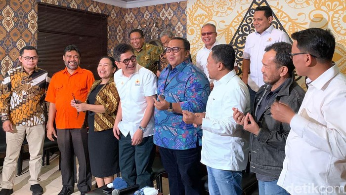 Upah Didesak Naik, Pengusaha-Bos Buruh Kopi Darat Kalangan buruh dan pengusaha yang tergabung dalam Kamar Dagang dan Industri (Kadin) Indonesia hari ini bertemu membahas sektor ketenagakerjaan.